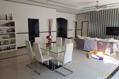 Casa de 4 dormitorios en Pattaya, Tailandia № 45438 - foto 28