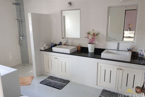 Casa de 4 dormitorios en Pattaya, Tailandia № 45438 - foto 21