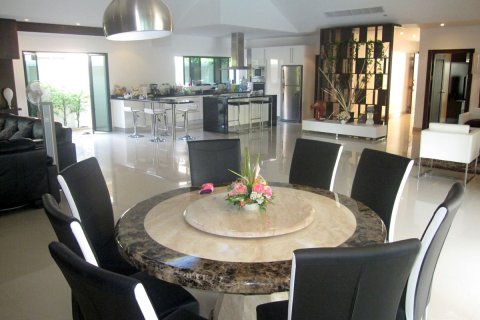 Casa de 4 dormitorios en Jomtien Beach, Pattaya, Tailandia № 45494 - foto 19