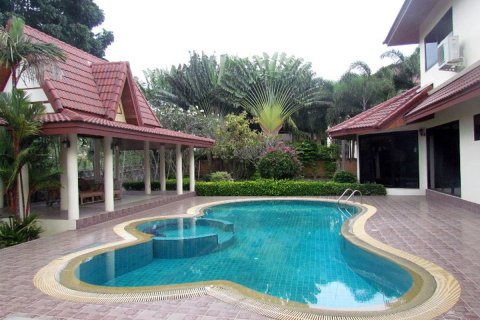 Casa de 4 dormitorios en Pattaya, Tailandia № 45430 - foto 13