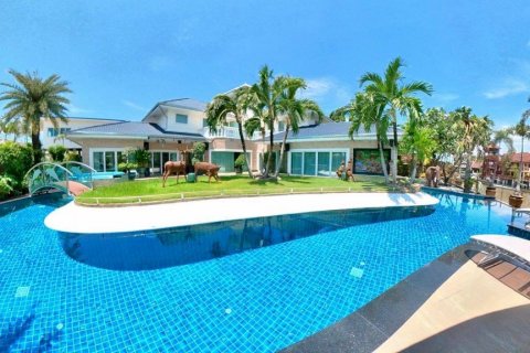 Casa de 4 dormitorios en Pattaya, Tailandia № 45483 - foto 27