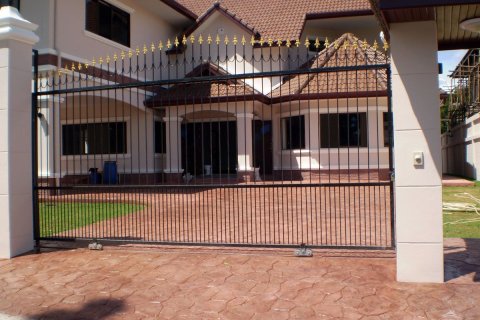 Casa de 4 dormitorios en Pattaya, Tailandia № 45517 - foto 2