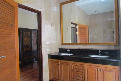 Casa de 5 dormitorios en Pattaya, Tailandia № 45552 - foto 17