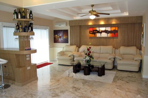 Casa de 4 dormitorios en Pattaya, Tailandia № 45550 - foto 4