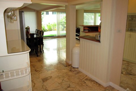 Casa de 4 dormitorios en Pattaya, Tailandia № 45550 - foto 9