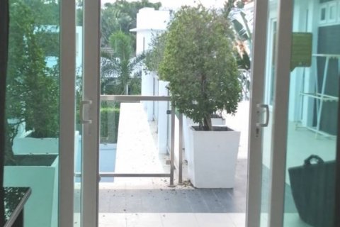 Casa de 4 dormitorios en Jomtien Beach, Pattaya, Tailandia № 45532 - foto 15
