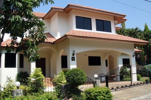 Casa de 4 dormitorios en Pattaya, Tailandia № 45431 - foto 2