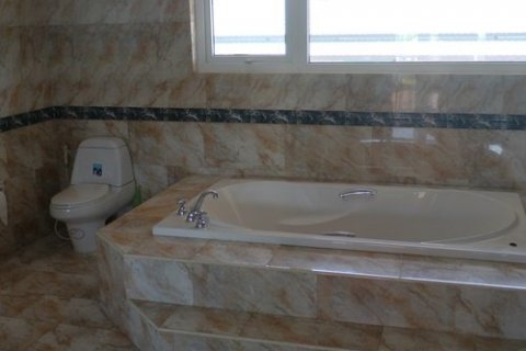 Casa de 4 dormitorios en Pattaya, Tailandia № 45434 - foto 17