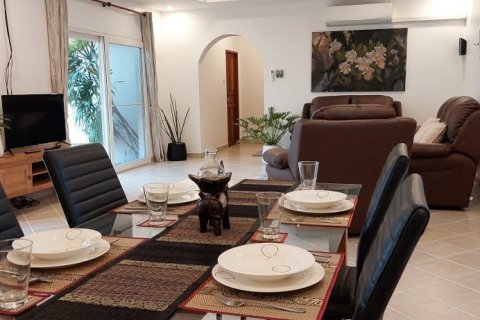 Casa de 4 dormitorios en Pattaya, Tailandia № 46179 - foto 12