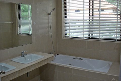 Casa de 4 dormitorios en Pattaya, Tailandia № 45431 - foto 10