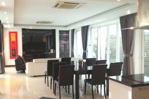 Casa de 4 dormitorios en Jomtien Beach, Pattaya, Tailandia № 45532 - foto 14