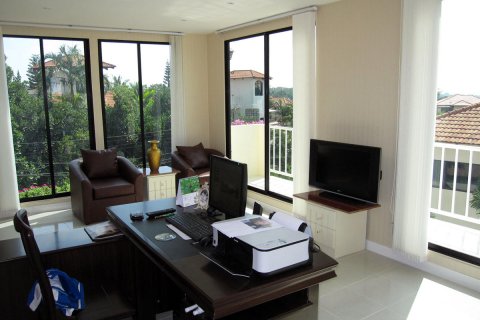 Casa de 4 dormitorios en Pattaya, Tailandia № 45550 - foto 21