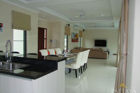 Casa de 4 dormitorios en Pattaya, Tailandia № 45437 - foto 9