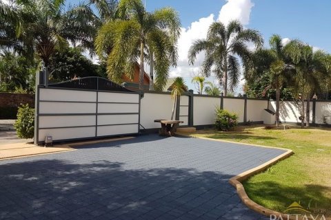 Casa de 4 dormitorios en Pattaya, Tailandia № 45438 - foto 3