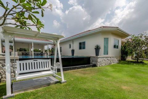 Casa de 4 dormitorios en Pattaya, Tailandia № 45527 - foto 2