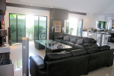 Casa de 4 dormitorios en Jomtien Beach, Pattaya, Tailandia № 45494 - foto 17