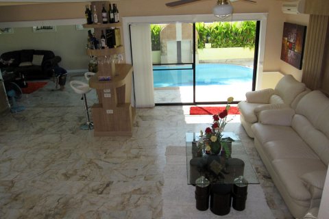 Casa de 4 dormitorios en Pattaya, Tailandia № 45550 - foto 16