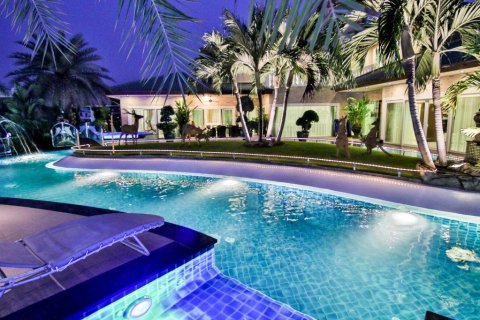 Casa de 4 dormitorios en Pattaya, Tailandia № 45483