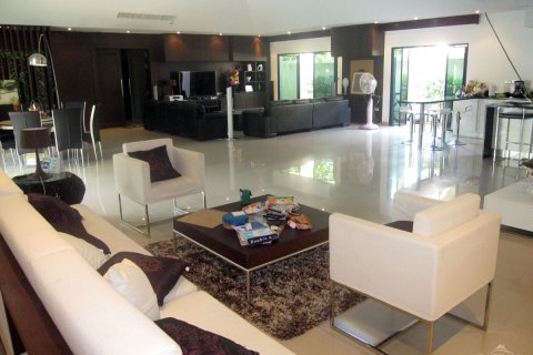 Casa de 4 dormitorios en Jomtien Beach, Pattaya, Tailandia № 45494 - foto 20
