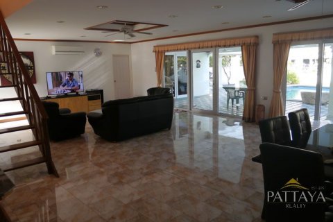 Casa de 4 dormitorios en Pattaya, Tailandia № 45434 - foto 2
