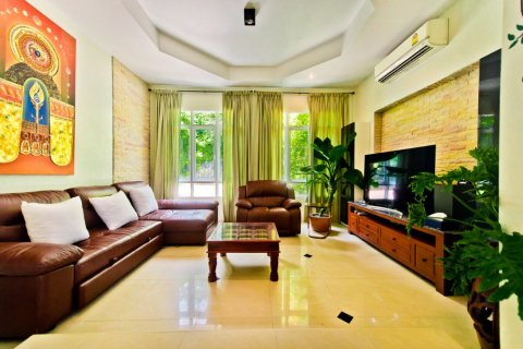 Casa de 6 dormitorios en Pattaya, Tailandia № 24304 - foto 17