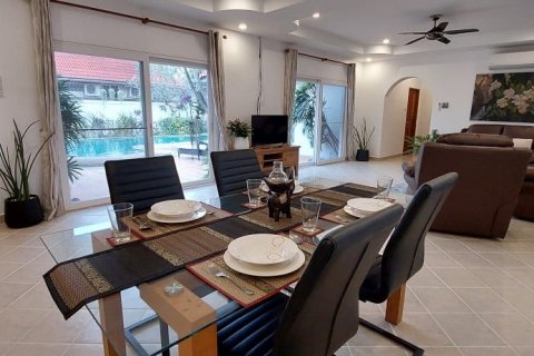 Casa de 4 dormitorios en Pattaya, Tailandia № 46179 - foto 11