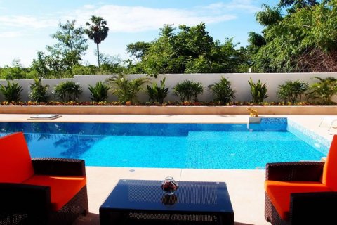 Casa de 4 dormitorios en Pattaya, Tailandia № 45518 - foto 9