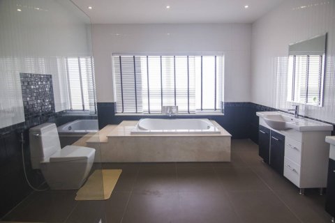 Casa de 5 dormitorios en Pattaya, Tailandia № 45536 - foto 3