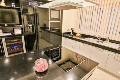 Casa de 4 dormitorios en Pattaya, Tailandia № 45483 - foto 22