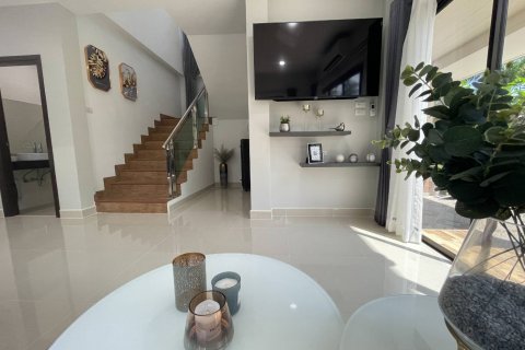 Casa de 4 dormitorios en Pattaya, Tailandia № 45489 - foto 10