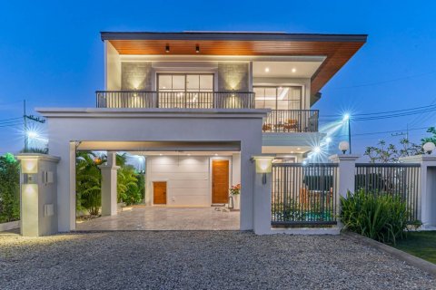 Casa de 4 dormitorios en Pattaya, Tailandia № 46328