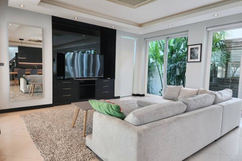 Casa de 4 dormitorios en Jomtien Beach, Pattaya, Tailandia № 20224 - foto 17
