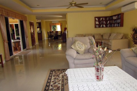 Casa de 4 dormitorios en Pattaya, Tailandia № 45500 - foto 15