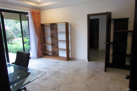 Casa de 4 dormitorios en Pattaya, Tailandia № 45430 - foto 22