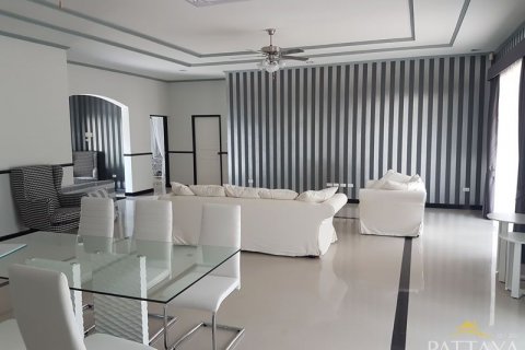 Casa de 4 dormitorios en Pattaya, Tailandia № 45438 - foto 2