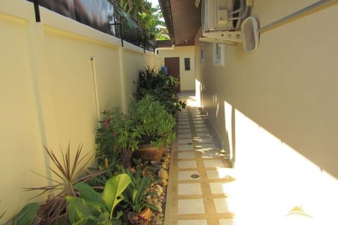 Casa de 4 dormitorios en Pattaya, Tailandia № 45512 - foto 2