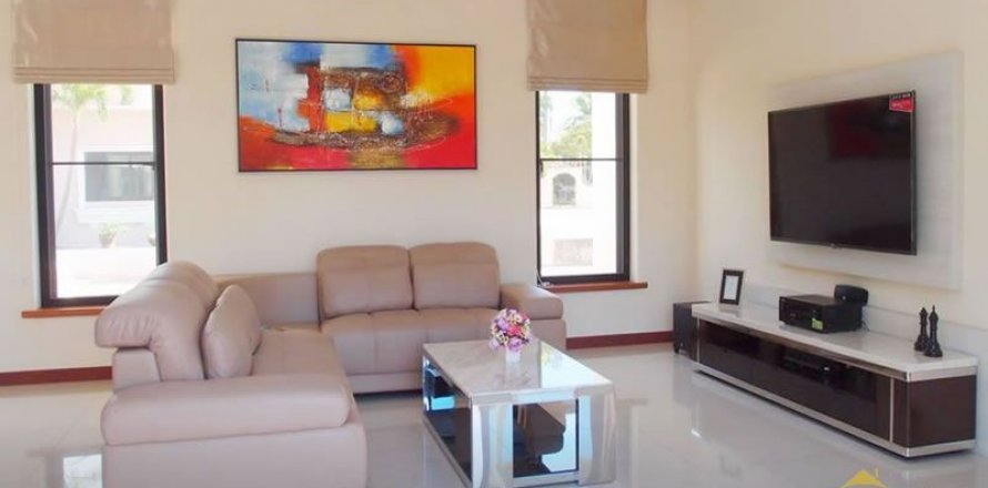 Casa de 4 dormitorios en Pattaya, Tailandia № 45437