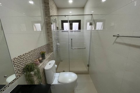 Casa de 4 dormitorios en Pattaya, Tailandia № 45489 - foto 25