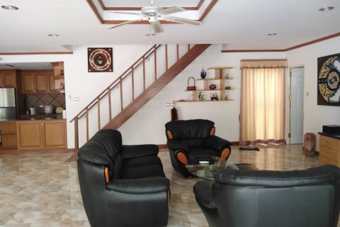 Casa de 4 dormitorios en Pattaya, Tailandia № 45434 - foto 27