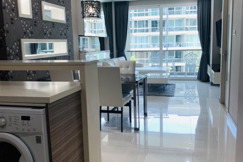 Sobre plano Apus en Pattaya, Tailandia № 27453 - foto 2