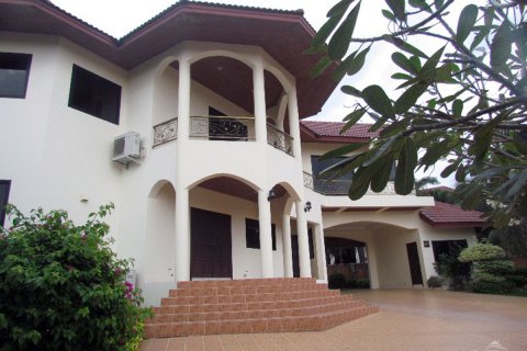 Casa de 4 dormitorios en Pattaya, Tailandia № 45430 - foto 4