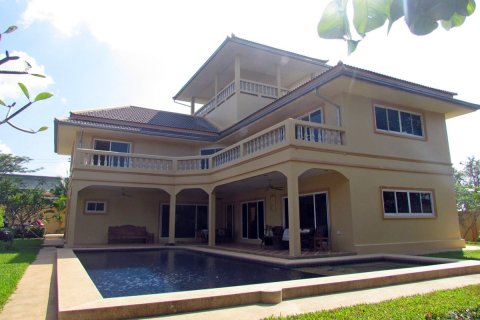 Casa de 4 dormitorios en Pattaya, Tailandia № 45500 - foto 3