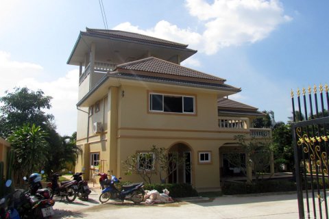 Casa de 4 dormitorios en Pattaya, Tailandia № 45500