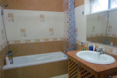 Casa de 4 dormitorios en Pattaya, Tailandia № 45516 - foto 18