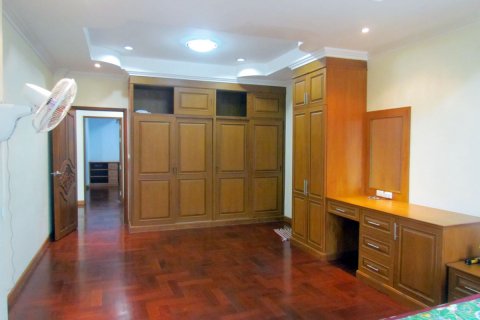 Casa de 4 dormitorios en Pattaya, Tailandia № 45516 - foto 17