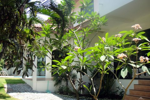 Casa de 4 dormitorios en Pattaya, Tailandia № 45431 - foto 11