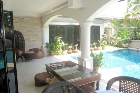 Casa de 4 dormitorios en Jomtien Beach, Pattaya, Tailandia № 45494 - foto 27