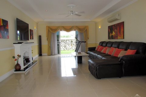 Casa de 3 dormitorios en Pattaya, Tailandia № 45435 - foto 23