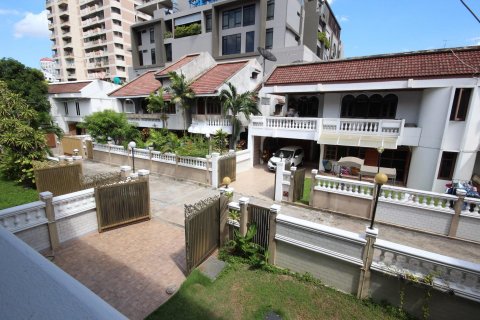 Таунхаус в Бангкоке, Таиланд с 6 спальнями  № 15016 - фото 1