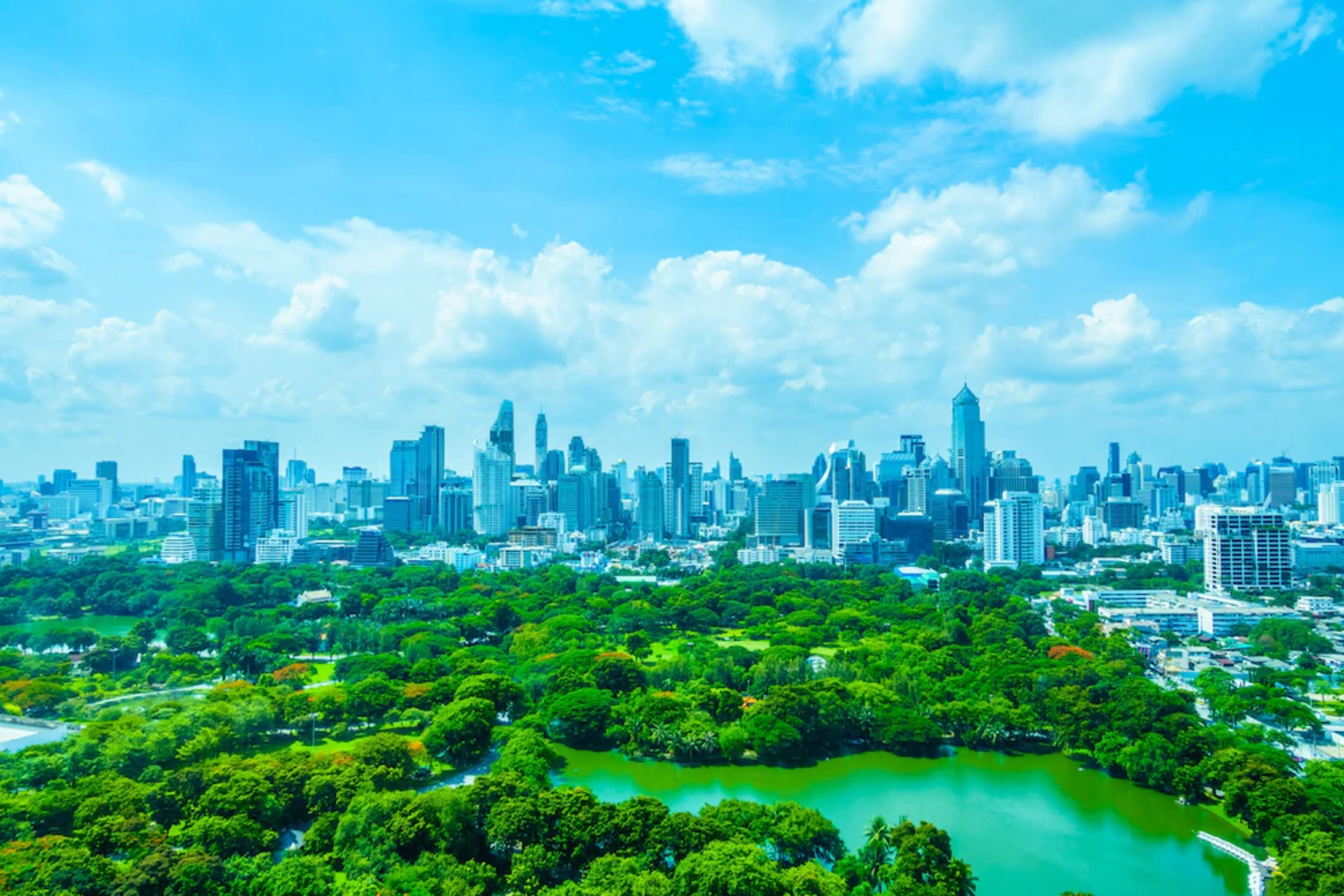 งานในประเทศไทยสำหรับชาวต่างชาติในปี 2565 มองหาที่ไหน หางานอย่างไร เงินเดือนเท่าไหร่?
